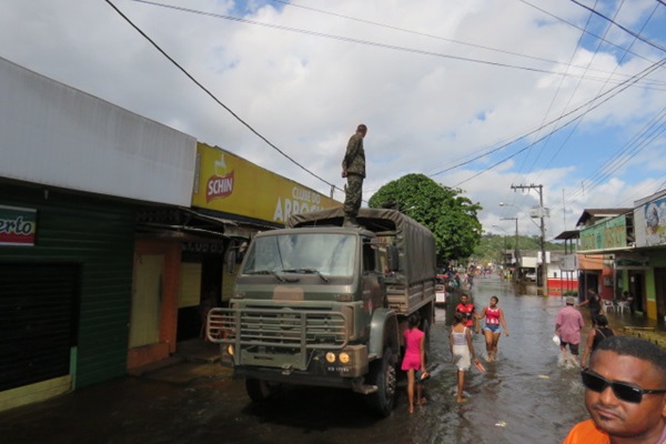 Prefeitura de Laranjal do Jari vem prestando diversos serviços durante as cheia do rio Jari.